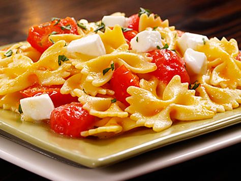 BARILLA® FARFALLE WITH CHERRY TOMATOES & FRESH BUFFALO MOZZARELLA CHEESE   Try this step by step Barilla recipe for a delicious meal that you’re sure to love. Bow Tie Pasta Recipe, Barilla Recipes, Barilla Pasta, Buffalo Mozzarella, Favorite Pasta Recipes, Filled Pasta, Cherry Tomato Pasta, Tomato Mozzarella, Bowtie Pasta