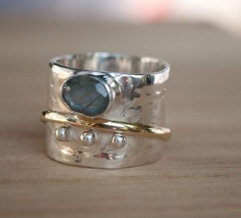 Labradorite Ring, Silver Jewelry Rings, Silver Jewelry Handmade, Spinner Rings, Rings Cool, Riveting, Metal Jewelry, Jewelry Inspiration, Silver 925