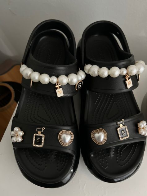 Crocs Sandals Outfit, Crocs Crush Sandals, Crocs Mega Crush Sandal, Editorial Outfits, Black Sandals Outfit, Crocs Mega Crush, Croc Sandals, Crocs Slippers, Crocs Charms