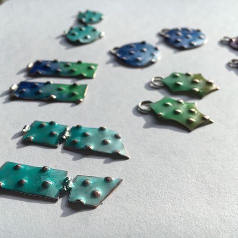 Enameling Tutorial, Enamel Techniques, Torch Fired Enamel Jewelry, Jewellery Techniques, Amazon Wish List, Terracotta Jewellery Making, Jewellery Workshop, Embossed Jewelry, Jewelry Hacks