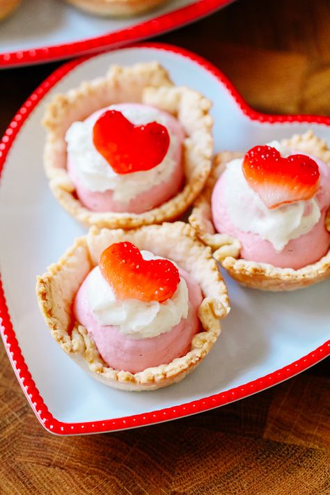 Strawberry Cream Cheese Filling, Strawberry Cream Cheese Pie, Mini Pie Crust, Mini Strawberry Cheesecake, Strawberry Cream Pies, Savory Dessert, Fresh Strawberry Recipes, Raspberry Desserts, Cream Cheese Pie