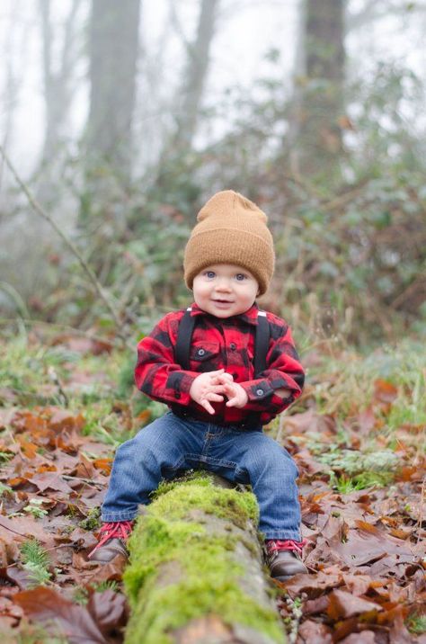 Natal, Toddler Boy Christmas Pictures, Disfraz Up, Fall Baby Pictures, Fall Photoshoot Ideas, Portret Feminin, Lumberjack Birthday Party, Lumber Jack, Lumberjack Baby