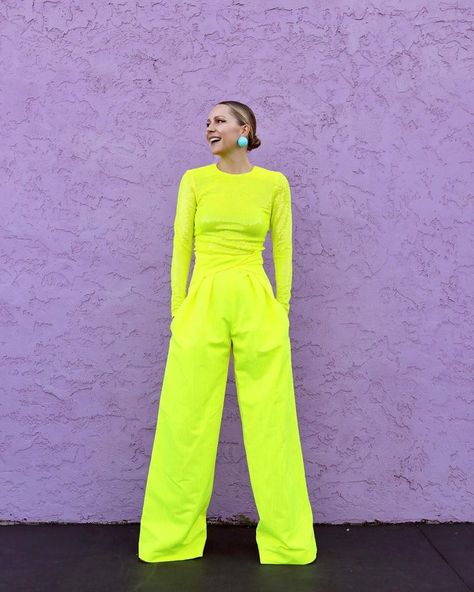 Work Wardrobe, Greek Goddess Gaia, Retro Aviator Sunglasses, Chique Outfit, Blair Eadie, Atlantic Pacific, Neon Outfits, Designer Shades, Color Story