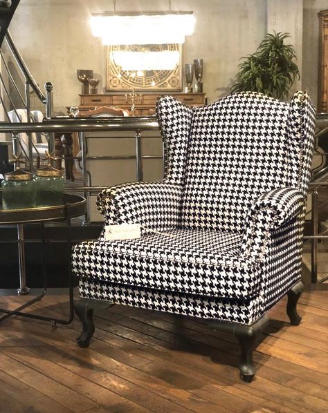 Houndstooth Armchair, Houndstooth Bedding, Houndstooth Chair, Printed Accent Chairs, Black Sofa Living Room, English Interior Design, White Upholstery Fabric, White Armchair, Lounge Sofas