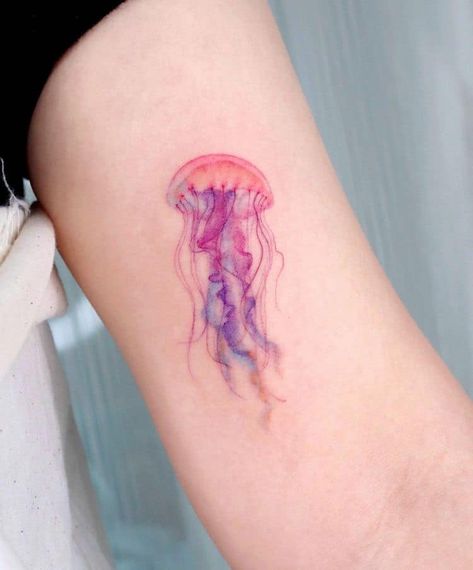 Delicate Watercolor Tattoos Look Like They're Painted onto People's Skin Animal Tattoos Realistic, Jellyfish Tattoo Realistic, Small Jellyfish Tattoo, Watercolor Animal Tattoo, Small Jellyfish, Moth Tattoos, Korean Tattoo Artist, 16 Tattoo, Hippie Tattoo