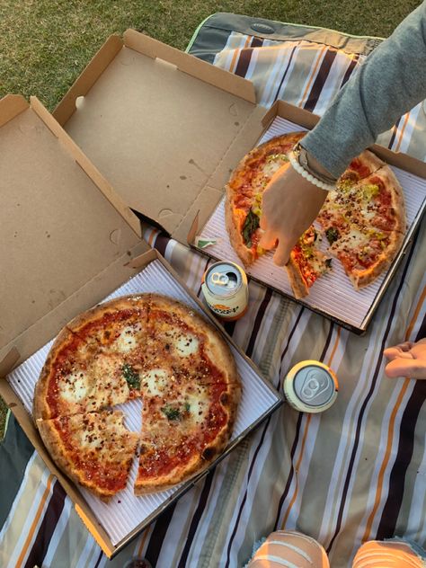 Los Angeles, Picnic Pizza Ideas, Friends Time Aesthetic, Pizza Picnic Aesthetic, Pizza Picnic Photoshoot, Park Picnic Food Ideas, Picnic In The Park Ideas, Pizza Picnic Date, Pizzas Aesthetic