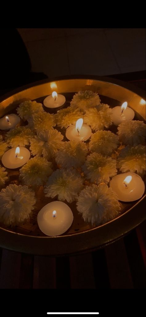 Home Decor With Flowers Indian, Diya Aesthetic Indian, Simple Diwali Decor, Diwali Diya Decorations At Home, Diwali Asthetic Picture, Simple Diwali Decorations At Home, Pooja Setup, Diwali Snap, Diwali Diya Images