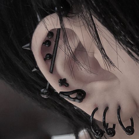 sin__000__ on twt Cool Ear Piercings, Pretty Ear Piercings, Face Piercings, Cool Piercings, Edgy Jewelry, Cute Piercings, Body Jewelry Piercing, Pierce The Veil, Ear Piercing