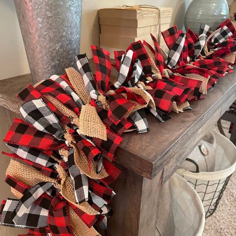 Christmas Tree Flannel Theme, Farmhouse Christmas Tree Buffalo Plaid, Buffalo Plaid Living Room Christmas, Christmas Wreath Buffalo Plaid, Christmas Decor Buffalo Plaid, Red Farmhouse Christmas Decor, Red White Black Christmas Decor, Red And Black Buffalo Plaid Christmas Tree, Red And Black Plaid Christmas Decor