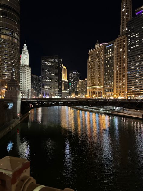 Chicago Nightlife, City Life Aesthetic, Chicago Aesthetic, Chicago At Night, Dark Black Wallpaper, My Kind Of Town, Night Scenery, Chicago City, City Vibe