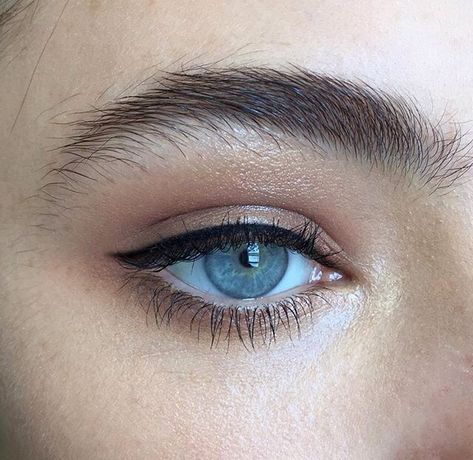 Shuttle eye makeup Instagram Makeup Artist, Permanent Makeup Eyeliner, Permanente Make-up, Eyeliner Hacks, Perfect Cat Eye, Permanent Eyeliner, Simple Eyeliner, Smink Inspiration, Beauty Make-up