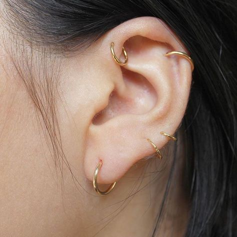 The Un Gold Hoop Earrings - worn in the first hole and cartilage Anti Helix, Forward Helix Piercing, Forward Helix, Cute Piercings, Helix Piercing, Ear Piercing, Piercing Tattoo, Body Mods, Ear Jewelry