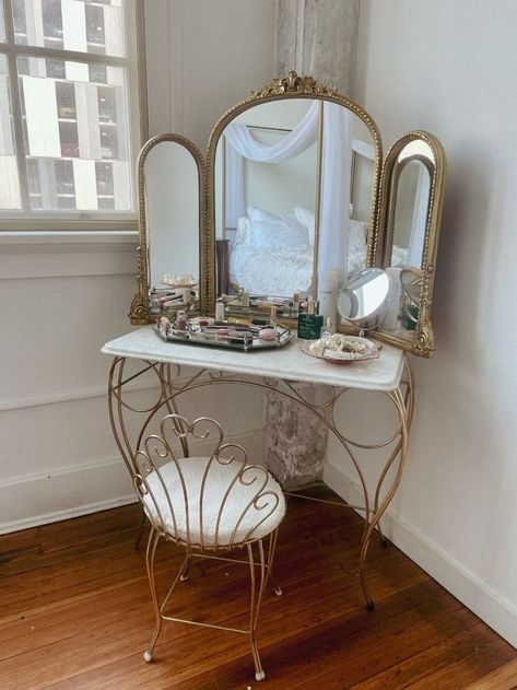 Cottagecore Makeup Vanity, Vanity Old Fashioned, Diy Elegant Decor, Vanity 3 Mirrors, Vintage Mirror Vanity, Anthropologie Apartment Inspiration, Vintage White Furniture, Makeup Area Ideas, Old Money Vanity