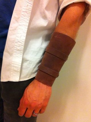 Diy Arm Bracers, Bracers Diy, Joan Of Arc Costume, How To Make Leather, Leather Bracers, Chicago Screws, Fair Outfits, Simple Leather, Leather Scraps