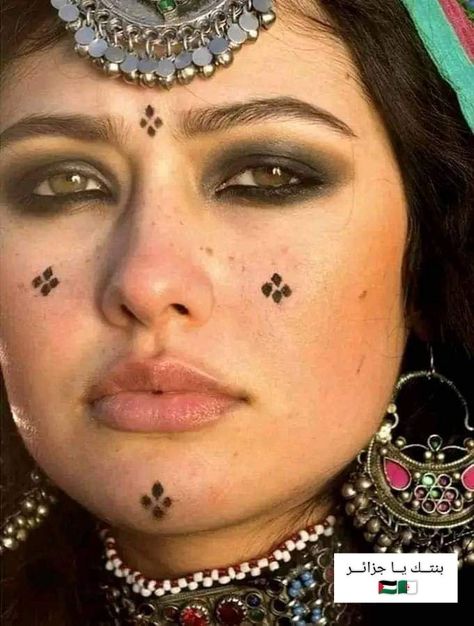 Romani Makeup, Persian Makeup, Middle Eastern Makeup, Unusual People, Arabian Women, Arab Beauty, Something Interesting, Face Tattoo, Indian Aesthetic