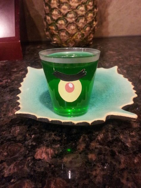 Plankton with lemom jello in shot cups. You can print, cut and glue the eyes. Sponge Bob Party, Spongebob Birthday Party Decorations, 25th Birthday Cakes, Spongebob Birthday Party, 25th Birthday Parties, Spongebob Party, Cut And Glue, Spongebob Birthday, Shot Cups