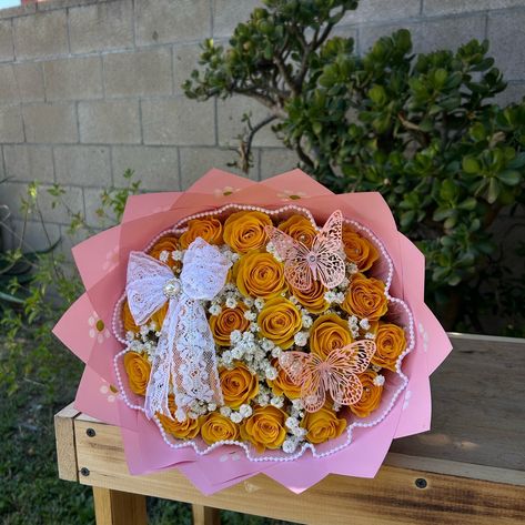 Barro bouquet a estilo @bouquetsbykarla ✨ Dm to order with @bouquetsbykarla ! • • • #florist #inlandempire #ramos #rosebouquet #bouquet Barro Bouquet, Rose Bouquet, Florist, Flowers