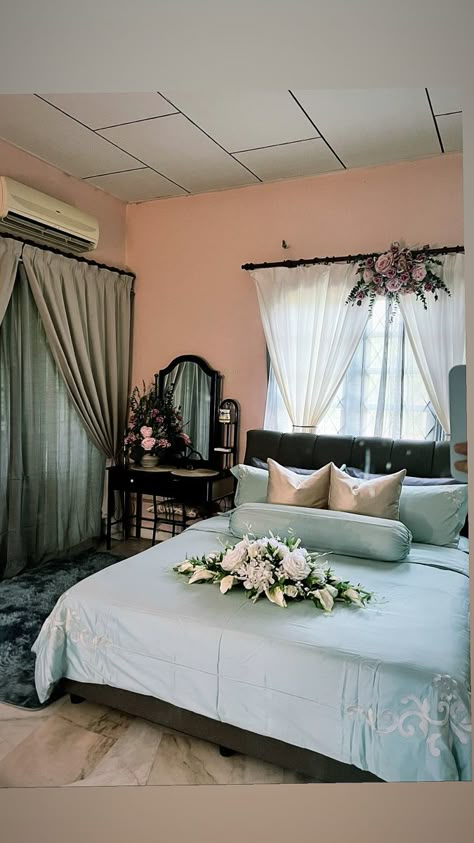 Bride Groom Bedroom Decoration, Bilik Pengantin Ideas Simple, Bride And Groom Room Decoration, Bilik Pengantin, Wedding Night Room, Wedding Night Room Decorations, Dekorasi Wedding, Braidsmaid Dresses, Flower Room Decor