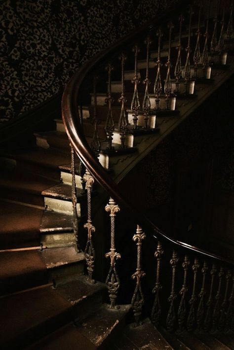 Dark Romanticism Aesthetic, Aesthetic Stairs, Gothic Room, Glamour Decor, Dark Castle, Castle Aesthetic, Fallen London, Dark Grunge, Dark Romantic