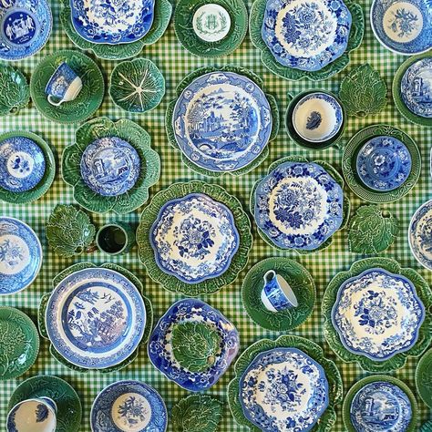 Green Table Settings, Green Tablescape, Green China, Chinoiserie Decorating, Tablescape Inspiration, Green Table, Green Collection, Blue And White China, Green Decor