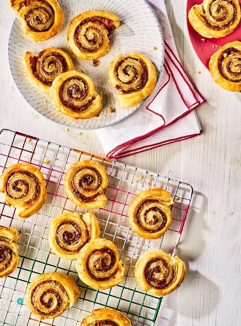 Cheese and Marmite Swirls - Pinch Of Nom Vegemite Scrolls, Food Substitutes, Crusty Rolls, Cheese Twists, Puff Pastry Cream Puffs, Cheese Pinwheels, Pinch Of Nom, Cheese Straws, Food Substitutions