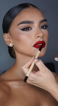 Make-up Rouge, Red Lip Dress Outfit, Make Up For Red Lipstick, Sultry Cat Eye Makeup, Make Up With Red Lipstick 2023, Makeup Looks To Go With Red Dress, Black And White Outfit Makeup, Subtle Red Lip Makeup, Make Up For Black Outfits