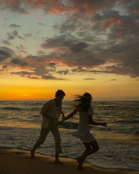 couple on the beach Beach Date, 사진 촬영 포즈, The Love Club, Couple Beach, Couple Shoot, Beach Aesthetic, Couple Aesthetic, Two People, Cute Couple Pictures