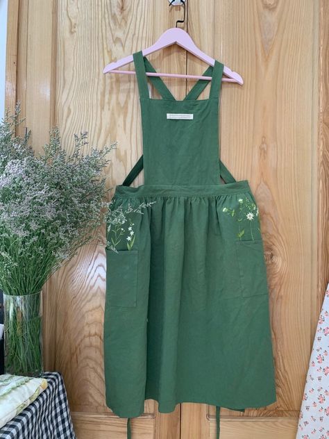 Embroidery Aprons, Ruffle Apron, Green Apron, Apron For Women, Boutique Inspiration, Cottagecore Clothes, Handmade Aprons, Embroidered Apron, Cottagecore Outfits