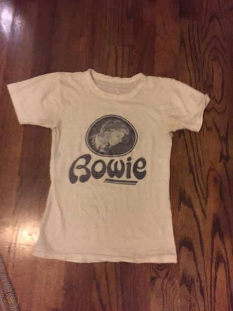 David Bowie Tshirt Outfit, Bowie Shirt, 70s T Shirts, Gift Inspo, Rock Tees, David Bowie, Dream Clothes, Vintage Tees, Vintage Shirts