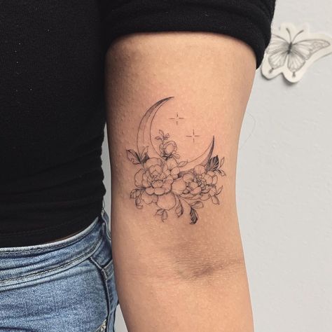 Moon And Sun Tattoo, Sun Tattoo Ideas, Tattoo Sonne, Maching Tattoos, Cowgirl Tattoos, Sun Tattoo Designs, Chic Tattoo, Men's Fashion Tips, Dot Tattoos