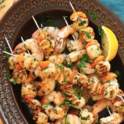 Grilled Shrimp and Scallop Skewers Scallop Skewers, Shrimp Brochette, Bay Scallops, Seafood Dinners, Main Salad, Grilled Scallops, Shrimp Scallops, Healthy Grilling Recipes, Skewer Recipes