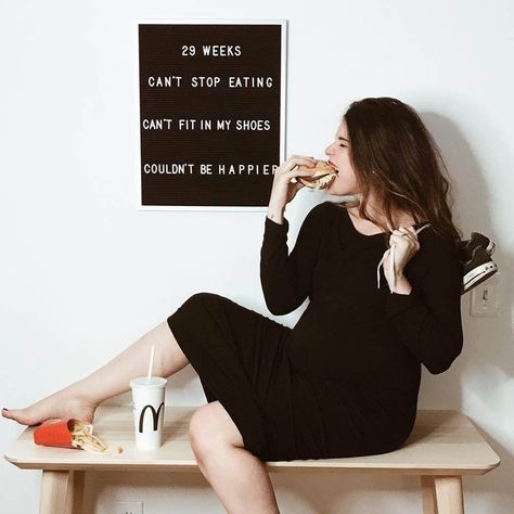 Bump Progression, Funny Maternity Photos, Baby Bump Progression, 29 Weeks Pregnant, Announcement Photoshoot, Baby Announcement Photoshoot, Baby Sleep Problems, Diet Vegetarian, Pregnancy Humor