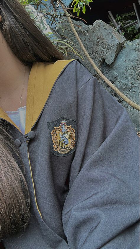 ✨🐝🌷 Griffinpuff Aesthetic, Hufflepuff Aesthetic Girl, Hufflepuff Photoshoot, Hufflepuff Makeup Looks, Hufflepuff Girl Aesthetic, Hufflepuff Core, Hufflepuff Things, Hufflepuff Girl, Irish Witch