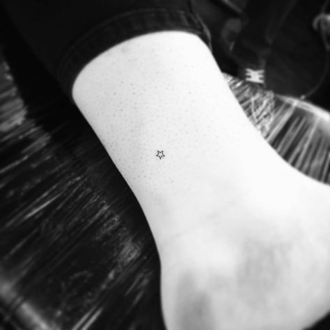 Micro Tattoo, Tattoo Tiny, Shape Tattoo, Disney Tattoo, Star Tattoo, Detailed Tattoo, Diy Tattoo, Back Tattoo Women, Dainty Tattoos