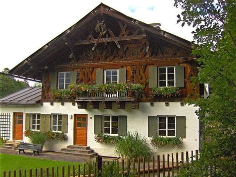 Swiss Chalet House Exterior, Swiss Chalet Exterior, Ski Chalet Exterior, Swiss Chalet Interior, Bavarian Decor, German Cottage, Cabin Paint Colors, Chalet Exterior, Chalet House