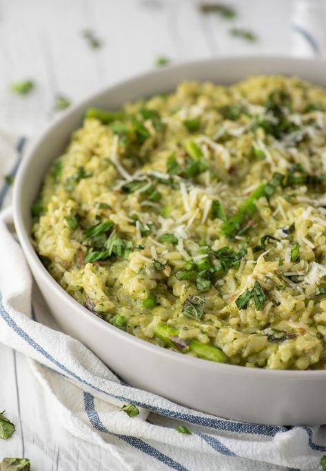 Risotto loaded with homemade pesto, asparagus, cheese and chicken make this dish the perfect Italian comfort food that's easy to put together. #pestorisotto #pestorisottowithchicken #risottorecipe #risotto #italianrisotto | chiselandfork.com Pesto Asparagus, Asparagus Cheese, Pesto Risotto, Risotto With Asparagus, Risotto Recipes Chicken, Pumpkin Recipes Dinner, Chicken Risotto, Italian Comfort Food, Risotto Recipe