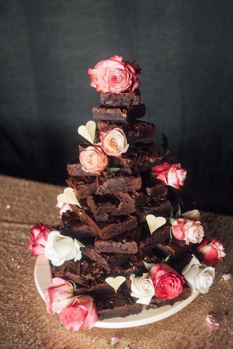 Wedding Cakes Alternatives, Instead Of Wedding Cake, Brownie Wedding Cakes, Cake Alternatives, Wedding Brownies, Alternative Wedding Cakes, Geode Cake Wedding, Mini Wedding Cakes, Wedding Cake Alternatives