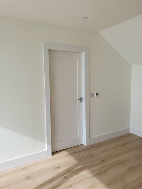 Shaker Door Bedroom, Shaker Bedroom Doors, Simple Architrave, Flat Door Trim, No Trim Walls, Modern Interior Door Trim, Simple Trim And Baseboards, Modern Trim Ideas, Shaker Doors Interior