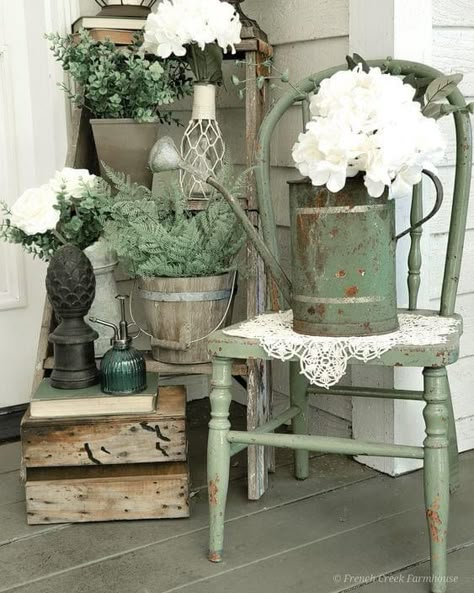 Portico Shabby Chic, Shabby Chic Veranda, Dröm Hus Planer, Ruangan Studio, Shabby Chic Porch, Antique Booth Ideas, Spring Porch Decor, Deco Champetre, Decoration Shabby