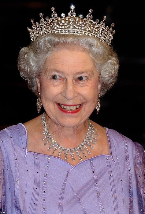 St Edward's Crown, Royal Jewellery, Elizabeth 2, Rainha Elizabeth Ii, Principe William, Hm The Queen, Royal Tiaras, Elisabeth Ii, Princess Elizabeth