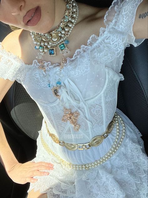 Baroque Aesthetic Fashion, Pearl Outfit, Pearl Jewlery, Baroque Dress, Accessories Pearl, Rococo Fashion, Gold Baroque, Style Baroque, Shop Accessories