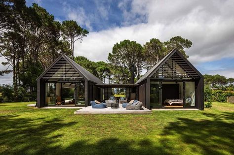 Amazing gable cabin retreat boasts indoor-outdoor living in New Zealand Black Houses, Cedar Cladding, Modern Barn House, Architecture Awards, Barn Style House, Modern Barn, Metal Building Homes, Pole Barn Homes, Cabin Design