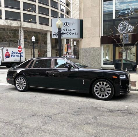 Rolls Royce Limousine, Rolls Royce Black, Tmax Yamaha, Vintage Rolls Royce, Cars Rolls Royce, Rolls Royce Motor Cars, Luxury Cars Rolls Royce, Rolls Royce Wraith, Luxury Train