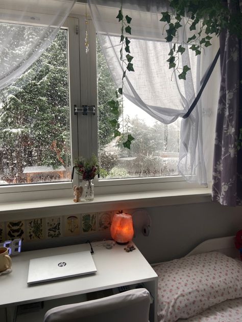 Snow Room Decor, Snow Room Aesthetic, Snowy Bedroom, Snowy Room Aesthetic, Snowy Morning Aesthetic, Maximalist Rooms, Rainy Aesthetic, Halloween Instagram, Study Home