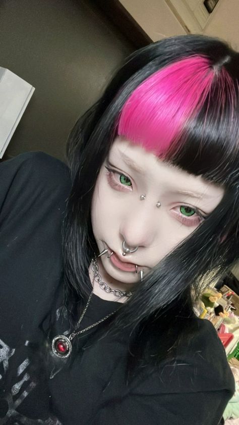 Anime Piercings Aesthetic, Vkei Piercings, Gyaru Piercing, Harajuku Piercing, Goth Facial Piercings, Goth Makeup Tutorial, Queer Hair, Pale Makeup, Short Grunge Hair