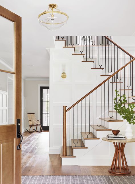 Emily Henderson Portland Traditional Master Entry #home #style #interiordesign تحت الدرج, Vstupná Hala, Staircase Railings, Lan Can, Emily Henderson, Railing Design, House Stairs, Stair Railing, Staircase Design