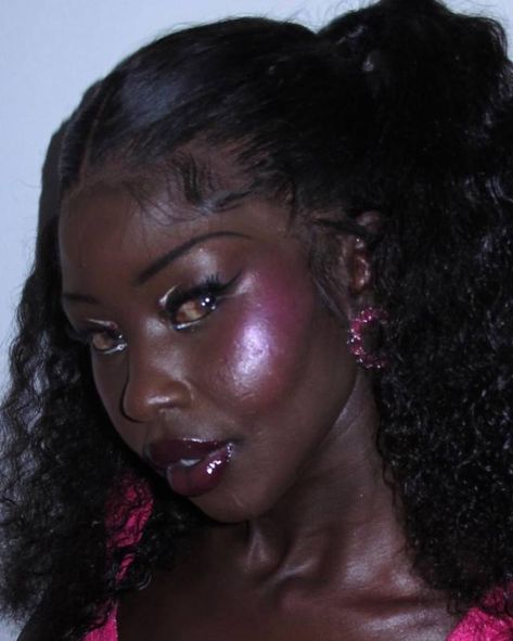 capacity2 Y2k Make Up, Street Style Art, Outfit Ideas Vacation, 90s High Fashion, Dark Skin Makeup Tutorial, Bombshell Makeup, Slay Makeup, Uk Makeup, Y2k Makeup