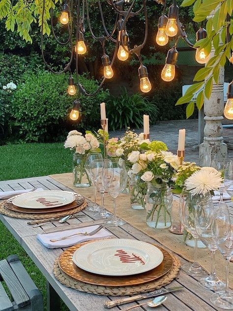 Today I am sharing more details about how I Created This Backyard Dinner Party For My Family. I love to host a dinner party and this one was one of the most special parties ever. Today I Am Sharing more details about the table, place cards, and floral arrangements. Outdoor Dinner Party Table, Outdoor Dinner Table, Dinner Party Tablescapes, Outdoor Hosting, Backyard Dinner, Backyard Dinner Party, Dinner Party Table Settings, Summer Table Settings, Outdoor Dinner Parties