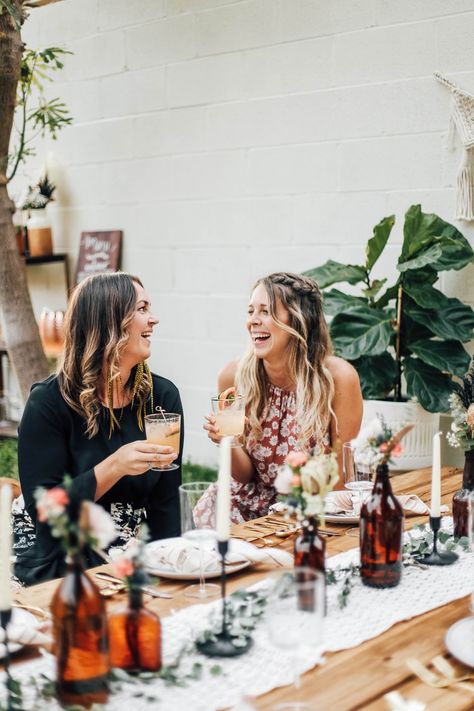 Bohemian Dinner Party, Boho Dinner Party, Backyard Boho, Cooking For A Group, Girls Brunch, Friendship Photoshoot, Party Photoshoot, Dinner Restaurants, Restaurant Photography