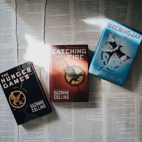 Hunger Games Book Cover, Catching Fire Book, Mockingjay Book, The Hunger Games Books, Perang Dunia Ii, The Hunger Games Catching Fire, The Hunger Games Book, Hunger Games Books, Hunger Games Mockingjay